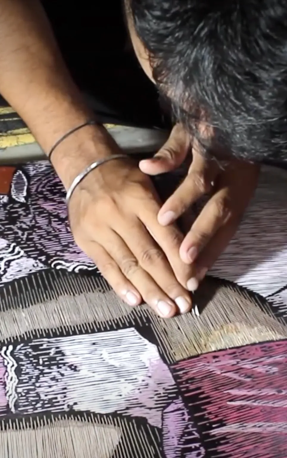 Chalapaka Chakravarthy demonstrating glass carving